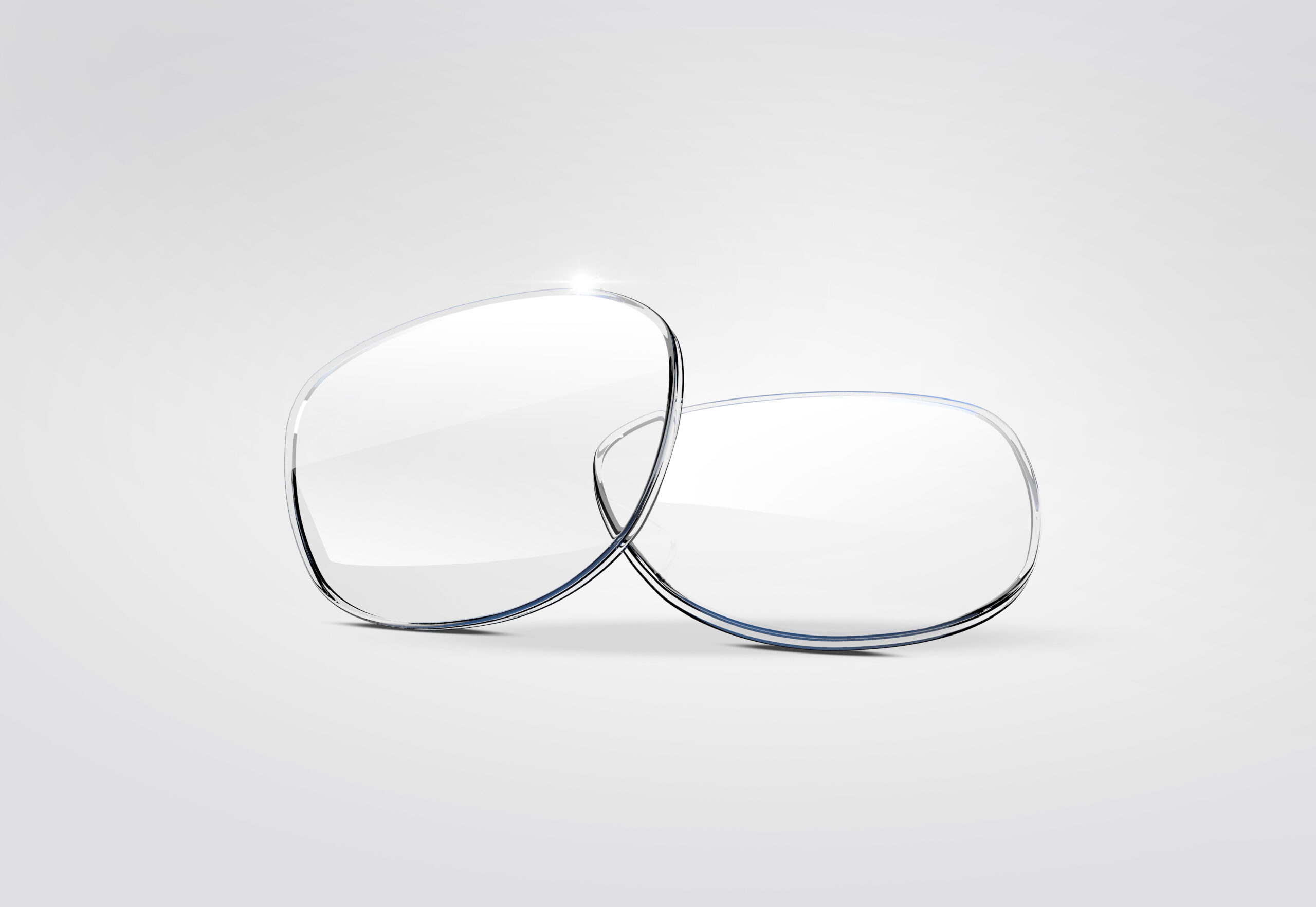 Brillengläser Zwei überlappende, transparente Brillengläser ohne Fassung auf hellem Hintergrund
