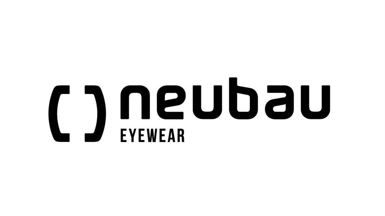 neubau eyewear Schwarze Wortmarke 'neubau' mit kleingeschriebenem Schriftzug und dem Wort 'EYEWEAR' darunter sowie einem stilisierten, offenen Klammer-Symbol links davon.